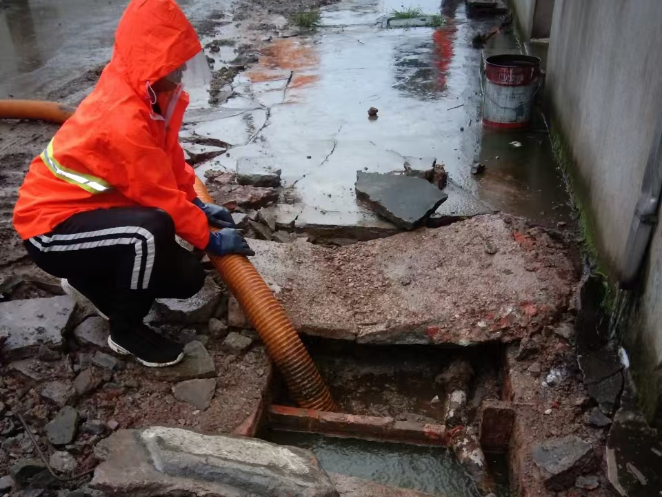 户县专业清理污水池 炜誉市政以规范流程守护城市 “肠道”