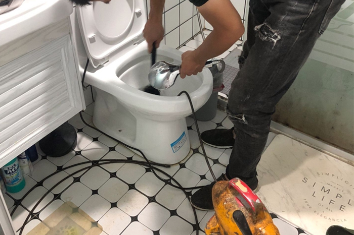 户县马桶堵塞自己疏通还是找师傅?专业上门服务让你省时更省心